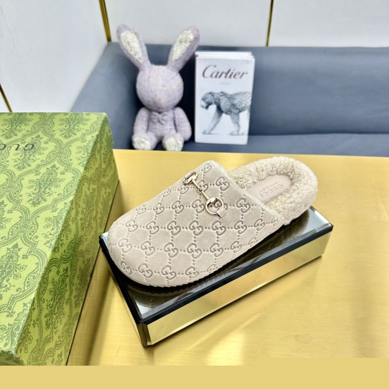 G*u*i slippers